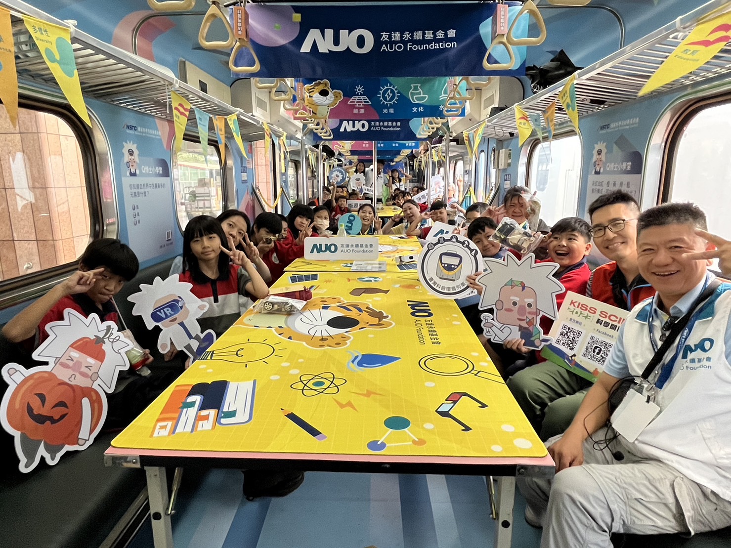 G22恒峰永續基金會參與「臺灣科普環島列車」，設計基礎科學車廂課程，以「淨零碳排和永續能源」為主題，讓學生透過創意實驗認識淨零知識，以及思考生活中的減碳行為
