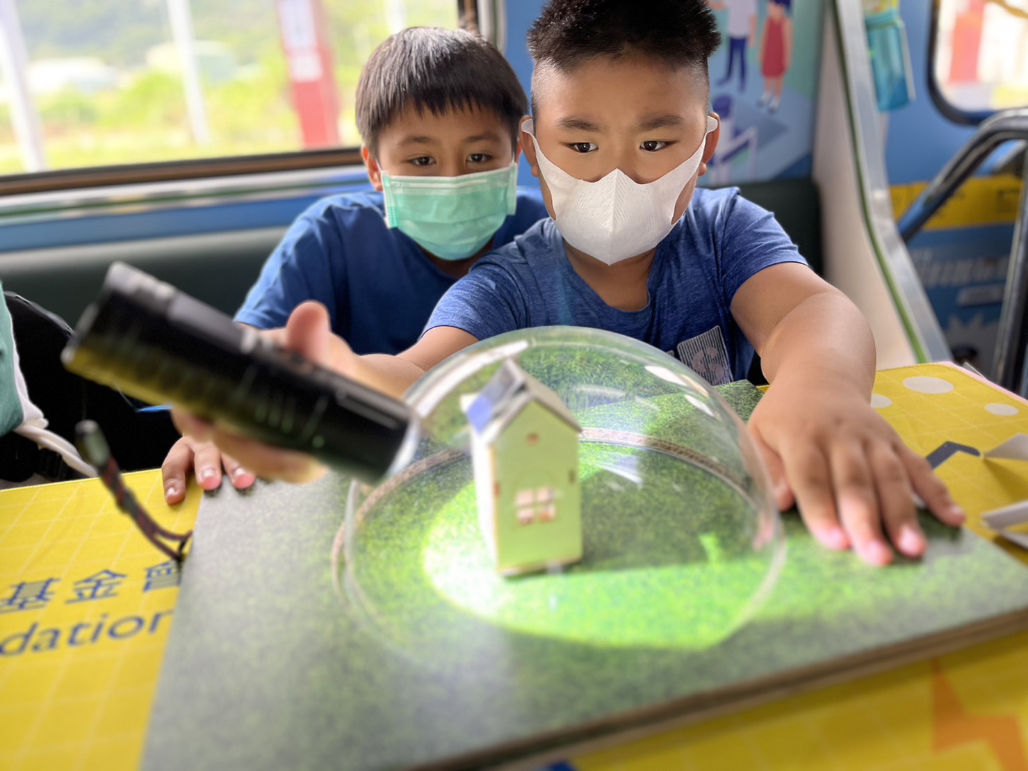 G22恒峰參與基礎科學主題車廂，以STEAM教學精神，設計「逐日科學家」、「太陽能工程師」以及「淨零建築師」三大能源科普課程和實驗